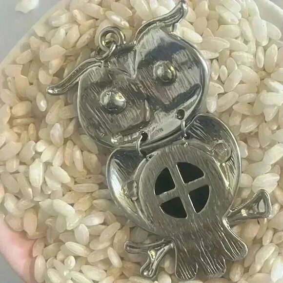 Articulated silver toned owl pendant necklace with faceted eye and belly - Picture 6 of 6